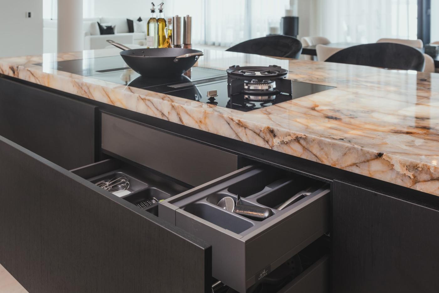 Hotelchique keuken met verlicht marmer | Best Interiors