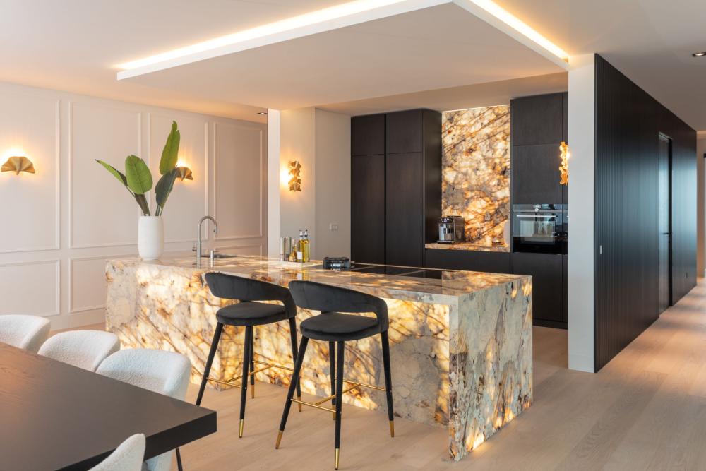 Hotelchique keuken met verlicht marmer en matzwarte accenten