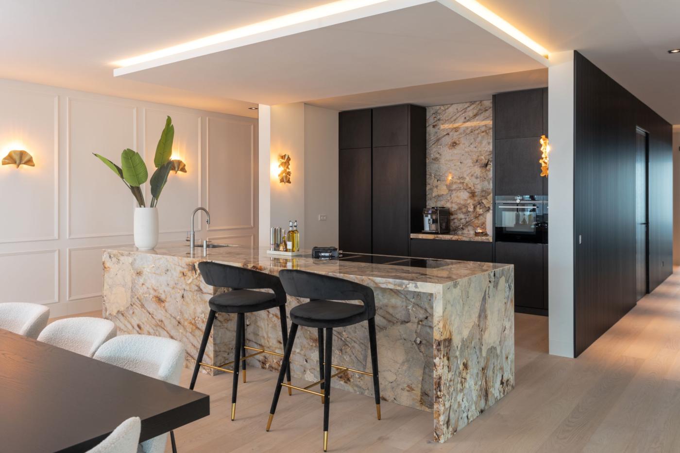 Hotelchique keuken met verlicht marmer | Best Interiors