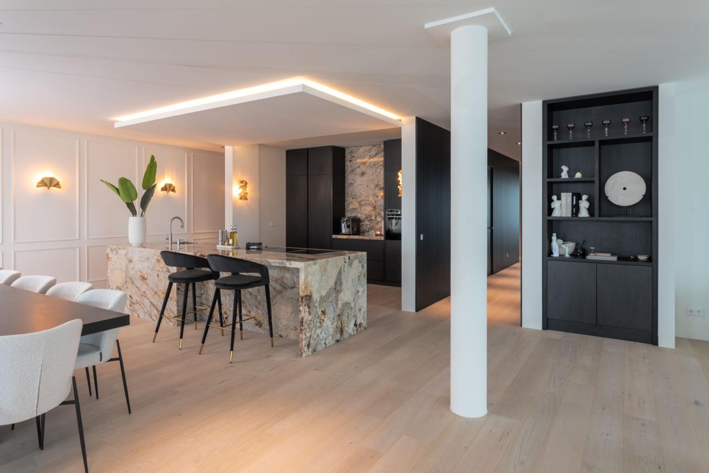 Hotelchique keuken met verlicht marmer | Best Interiors