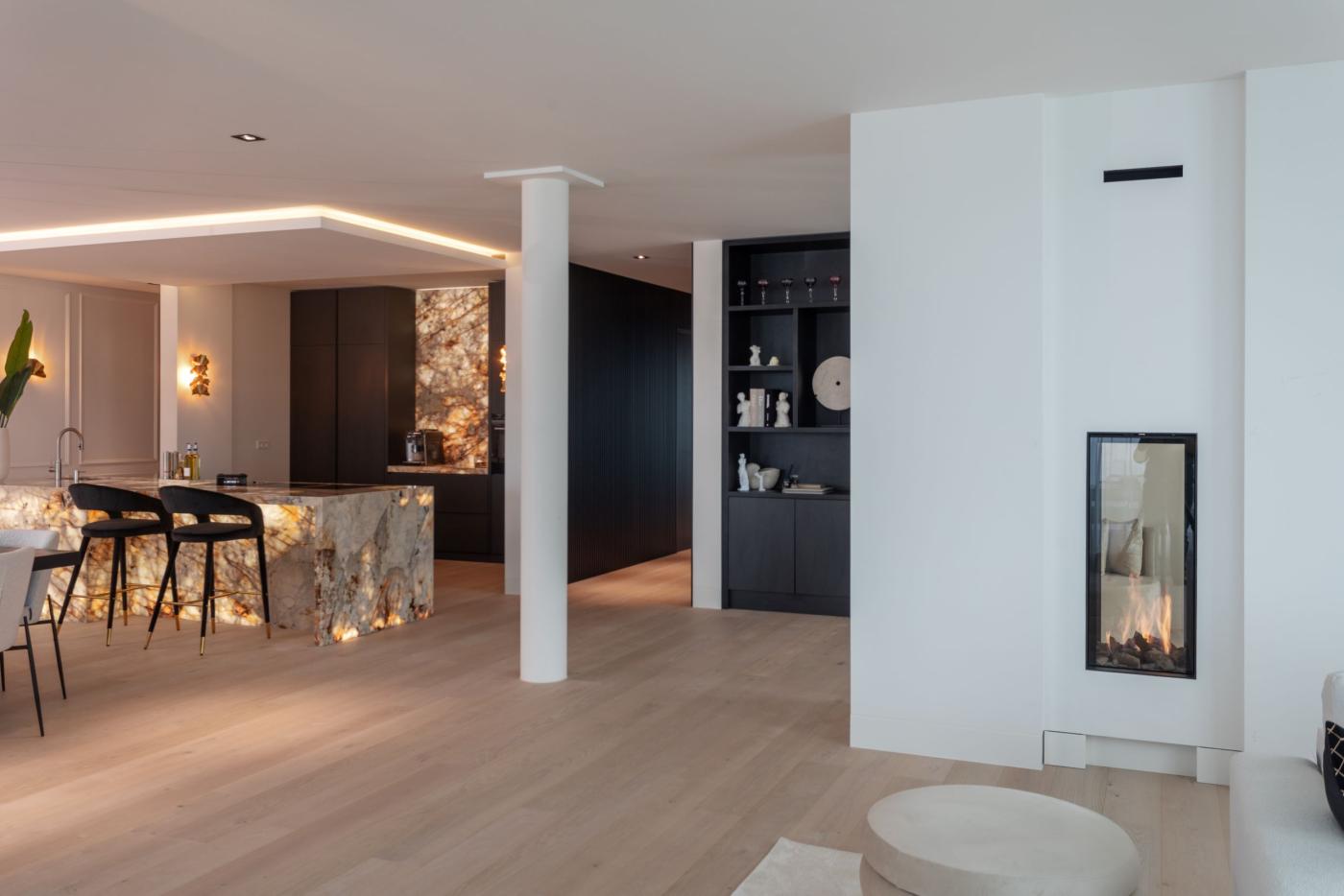 Hotelchique keuken met verlicht marmer | Best Interiors