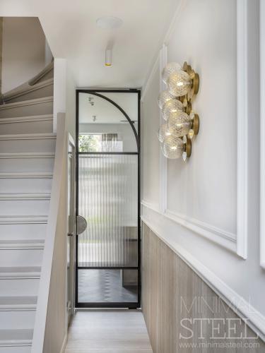 Exclusieve stalen deur in luxe interieur