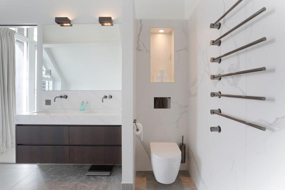 Luxe interieur met verlichting in villa Eemdijk