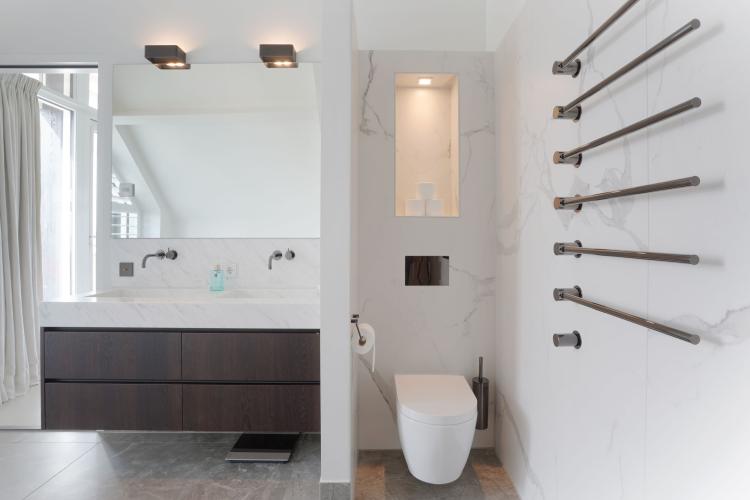 Luxe interieur met verlichting in villa Eemdijk
