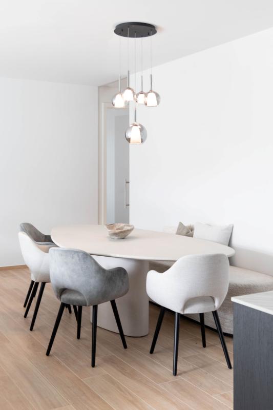 eetkamer met meubels