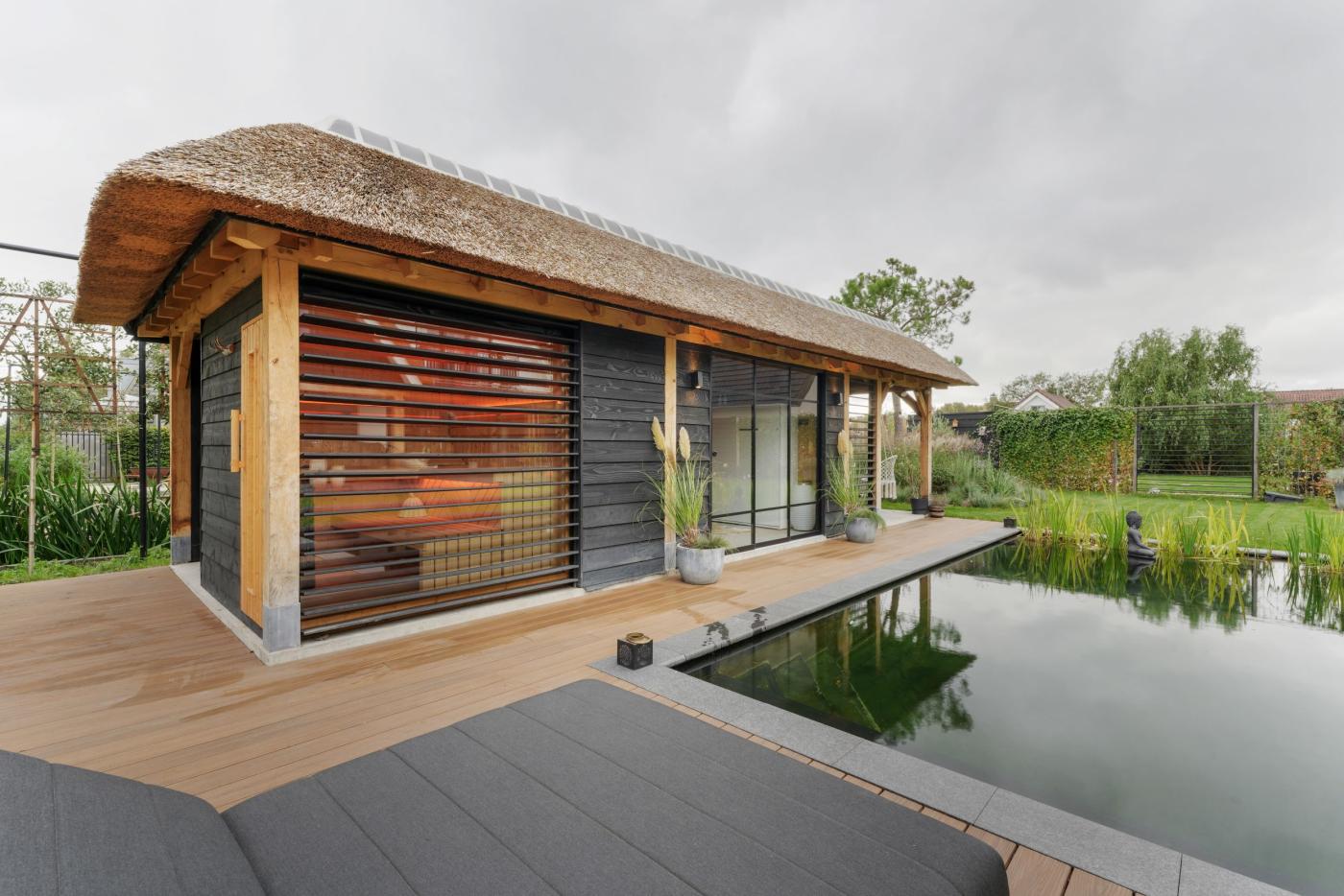 Luxe poolhouse met rieten kap | Best Interiors