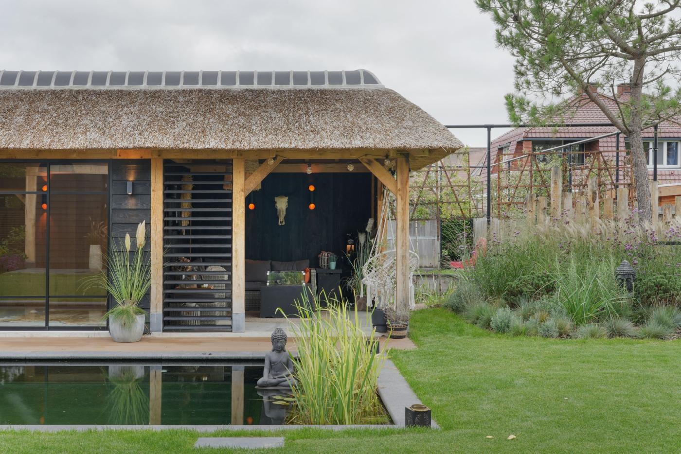Luxe poolhouse met rieten kap | Best Interiors