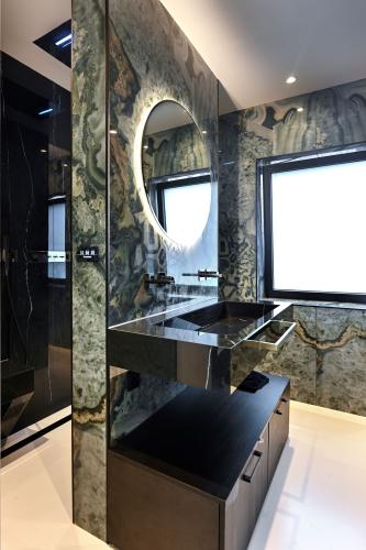 Exclusieve maatwerk toiletten en luxe badkamer in villa