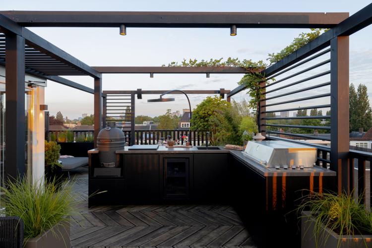 Maatwerk buitenkeuken met luxe apparatuur in Amsterdam