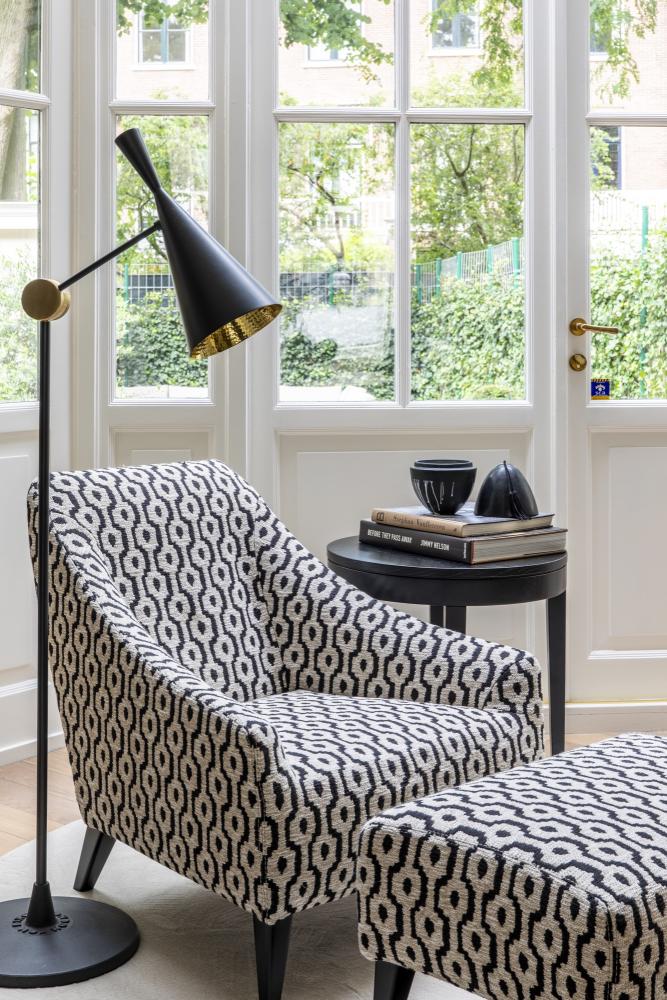 luxe zitstoel met design lamp