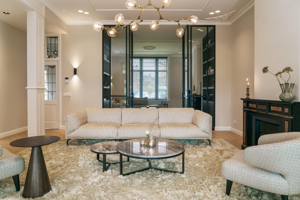 Luxe woonkamer inrichting met design meubels
