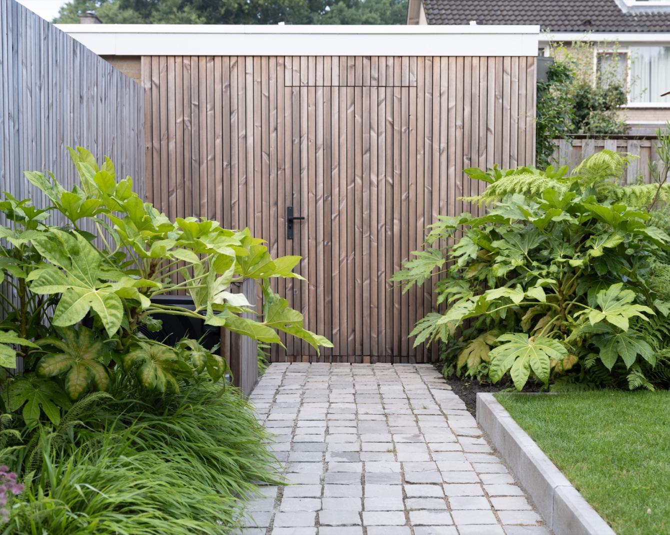 luxe tuin met zwembad