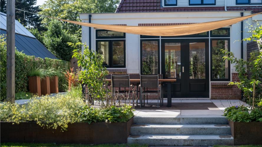 Sfeervolle tuin met verhoogd terras