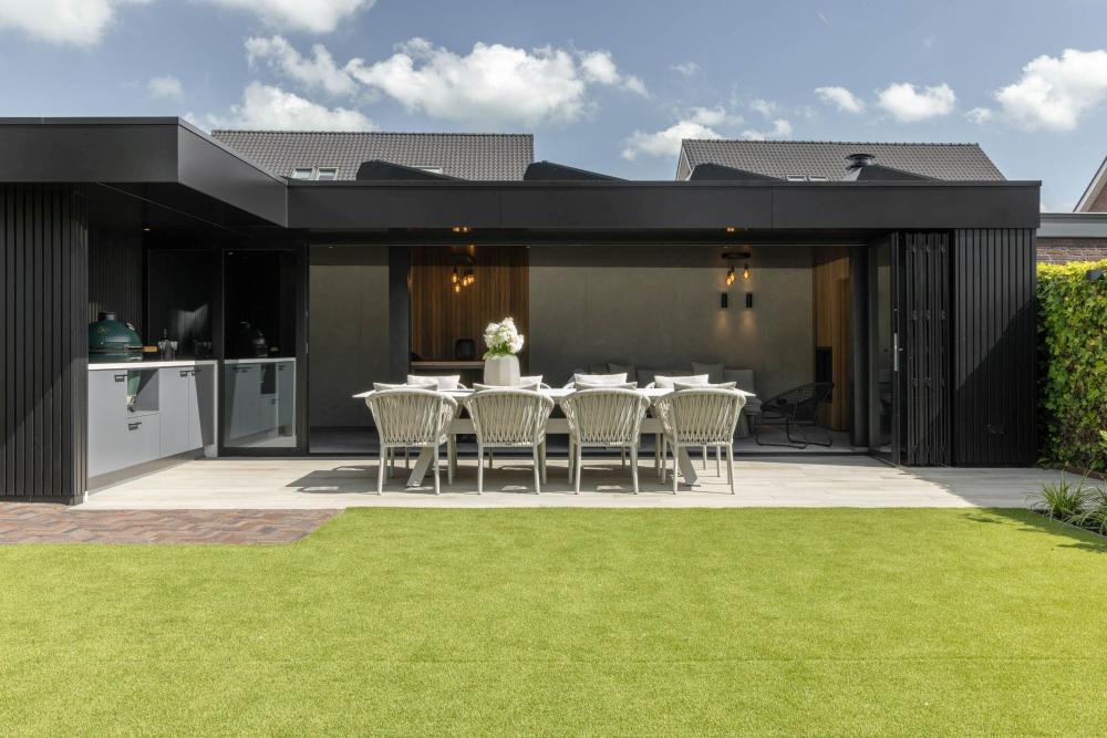 Exclusieve tuinmeubelen in villatuin Alphen aan de Rijn