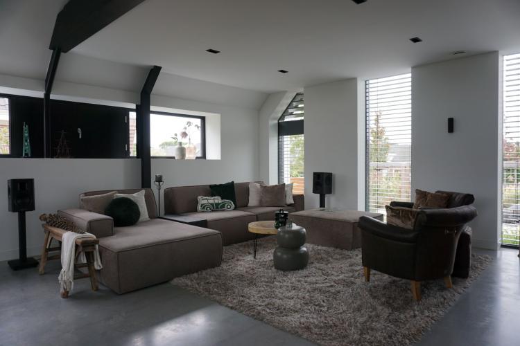 Karakteristieke villa met verfijnd industrieel ontwerp