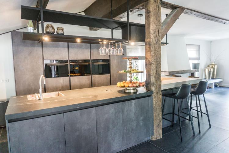 Landelijke karakteristieke woonboerderij met luxe keukenontwerp