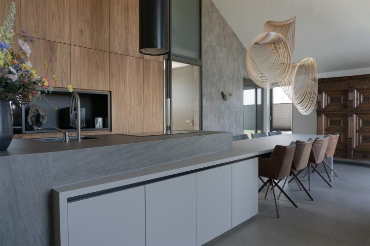 Vrijstaande woning met architectonisch maatwerk in beton en hout