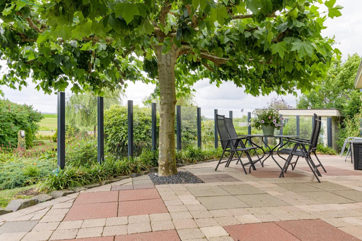 glazen windscherm in tuin