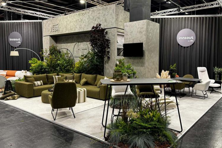 Beursstand met natuurlijke materialen en groene accenten