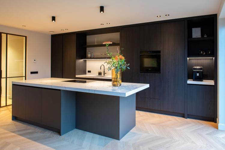 Luxe moderne keuken met exclusief keukenblad