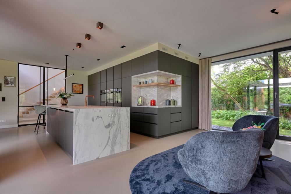 Modern woonhuis met maatwerk interieur