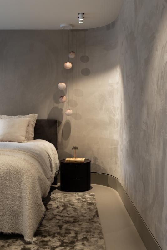 slaapkamer met luxe lamp