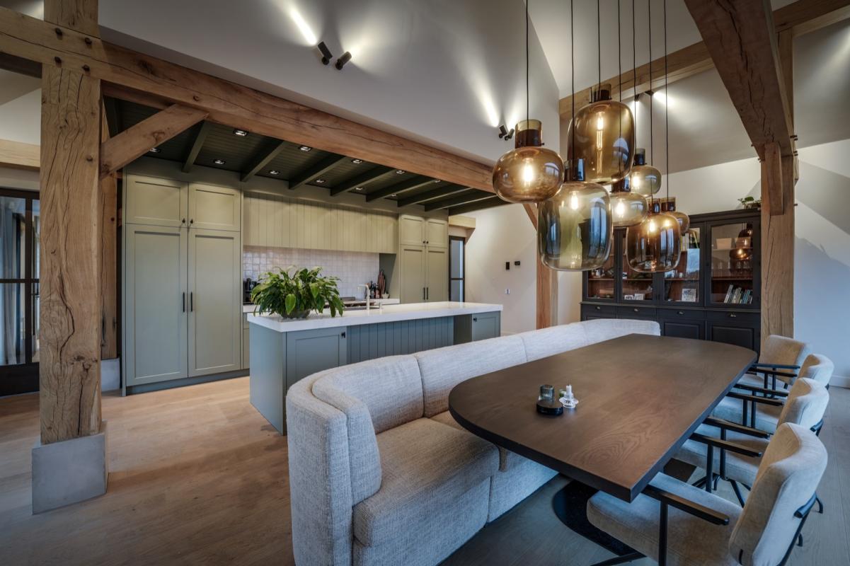 eetkamer met luxe lamp