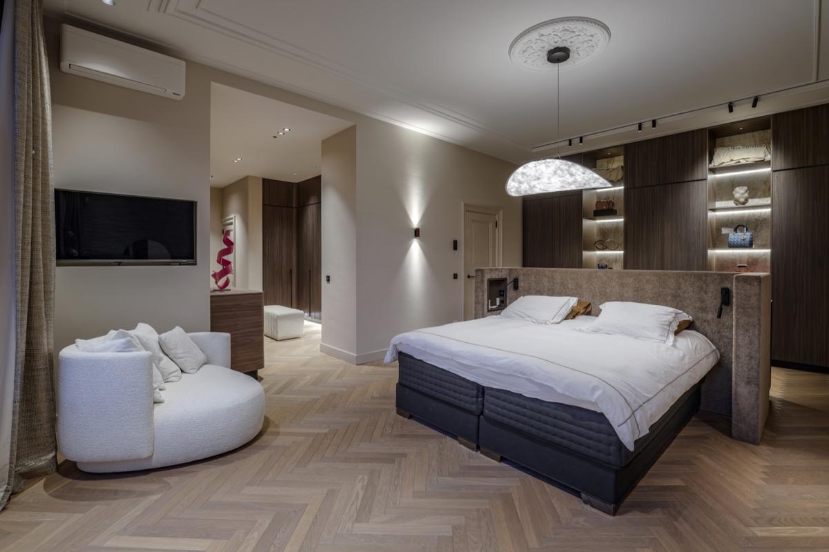 slaapkamer met luxe verlichting