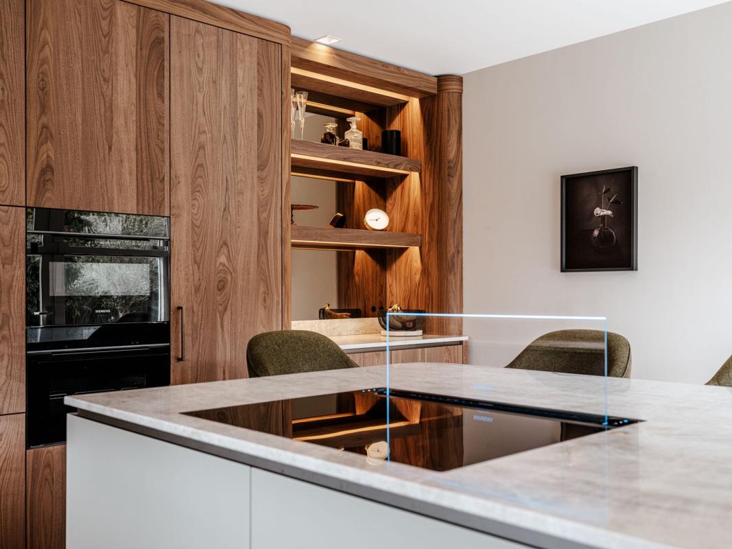 luxe keuken met verlichting