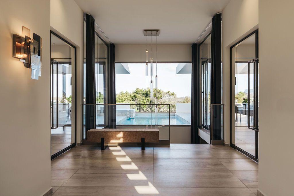 hal met uitkijk op tuin