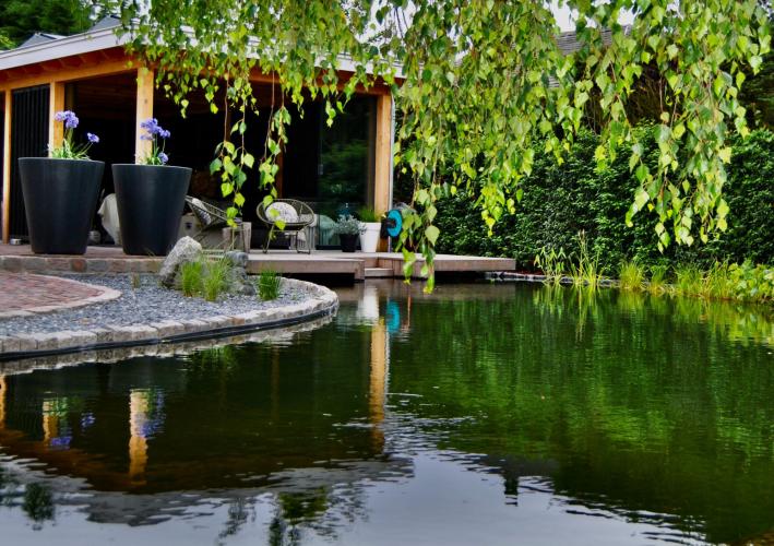 Natuurlijk zwemmen in luxe vijvertuin