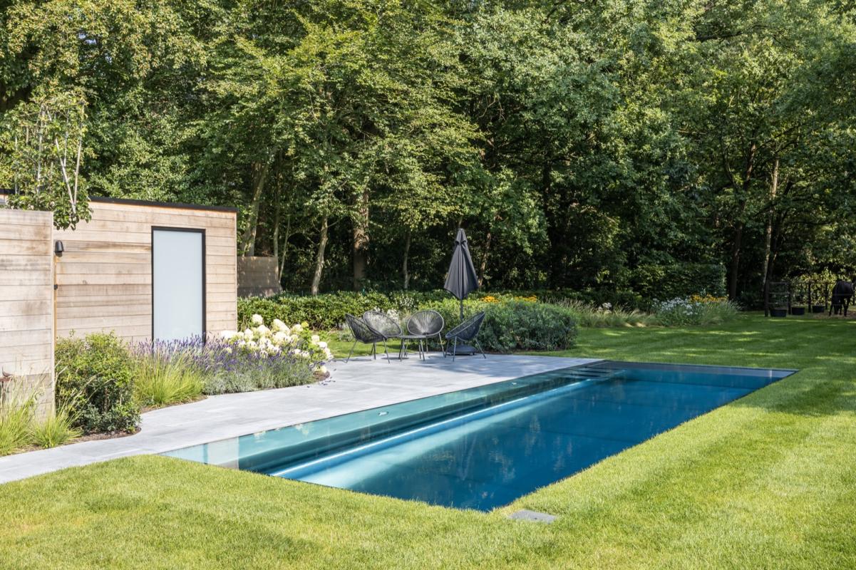 tuin met luxe zwembad