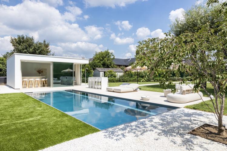 Modern inox zwembad met poolhouse