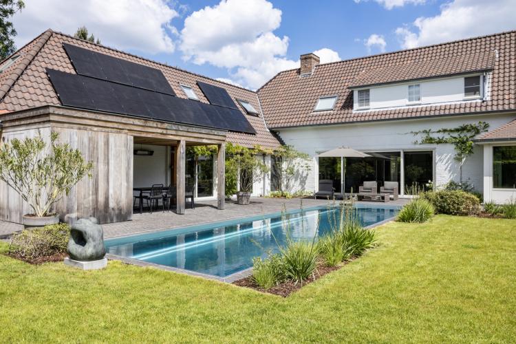 Sfeervolle tuin met inox zwembad