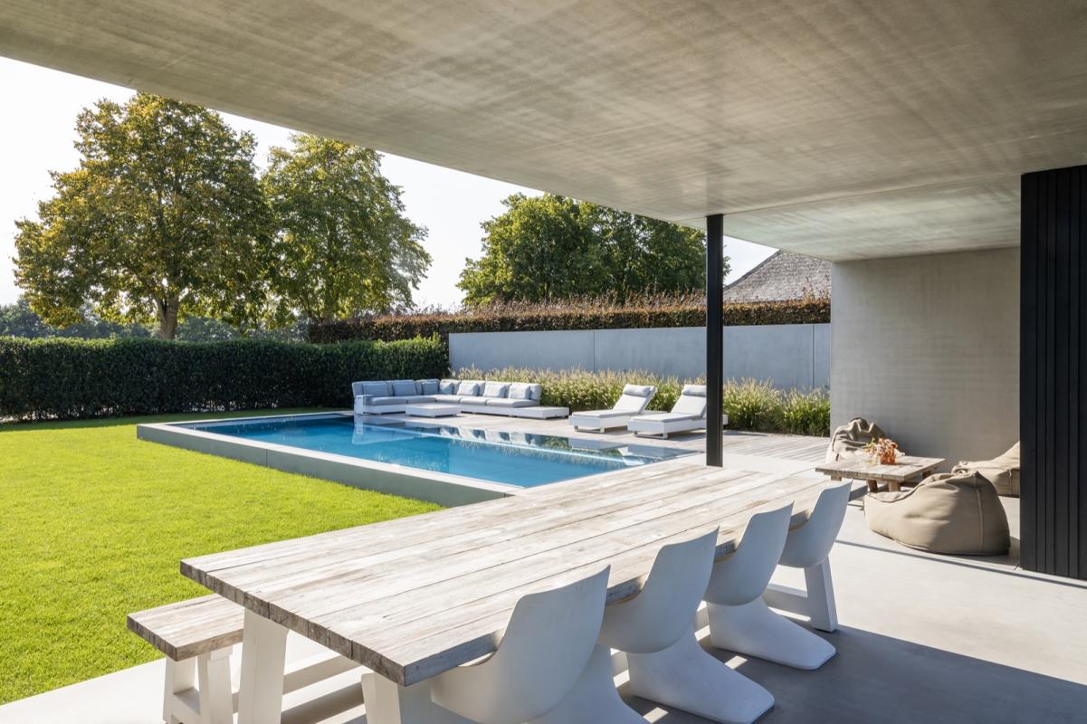 tuin met modern zwembad