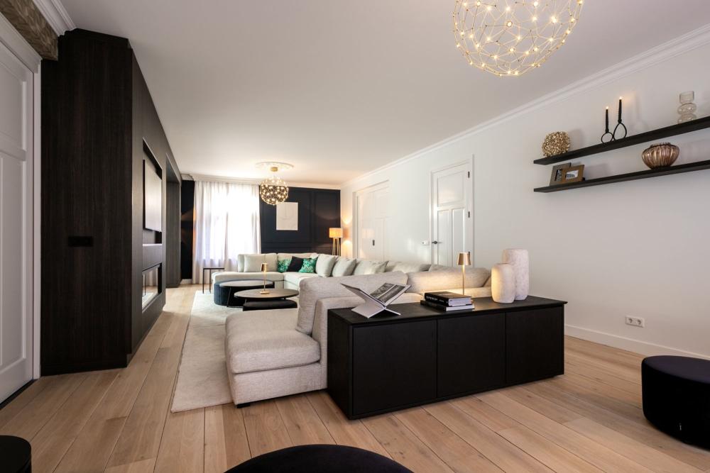 Interieur met exclusieve design meubels