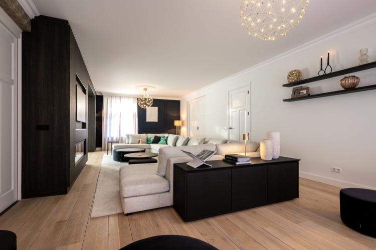 Interieur met exclusieve design meubels