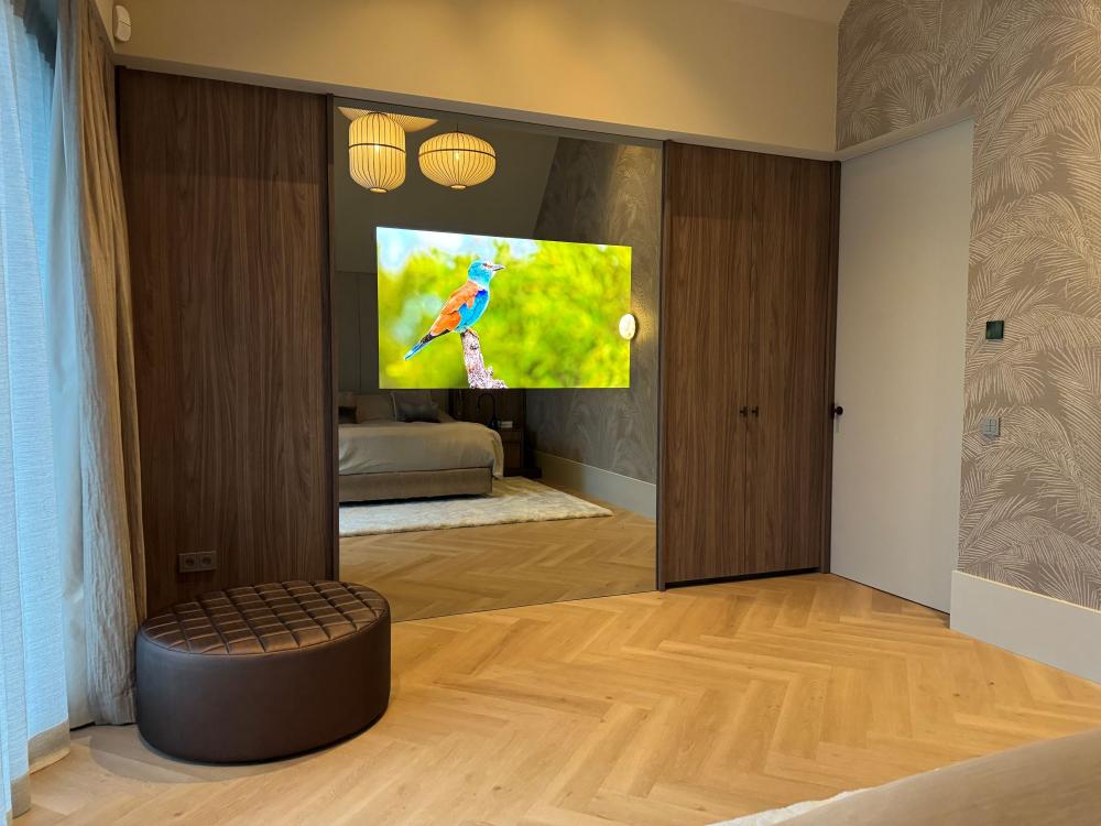 Mirror TV in luxe slaapkamer