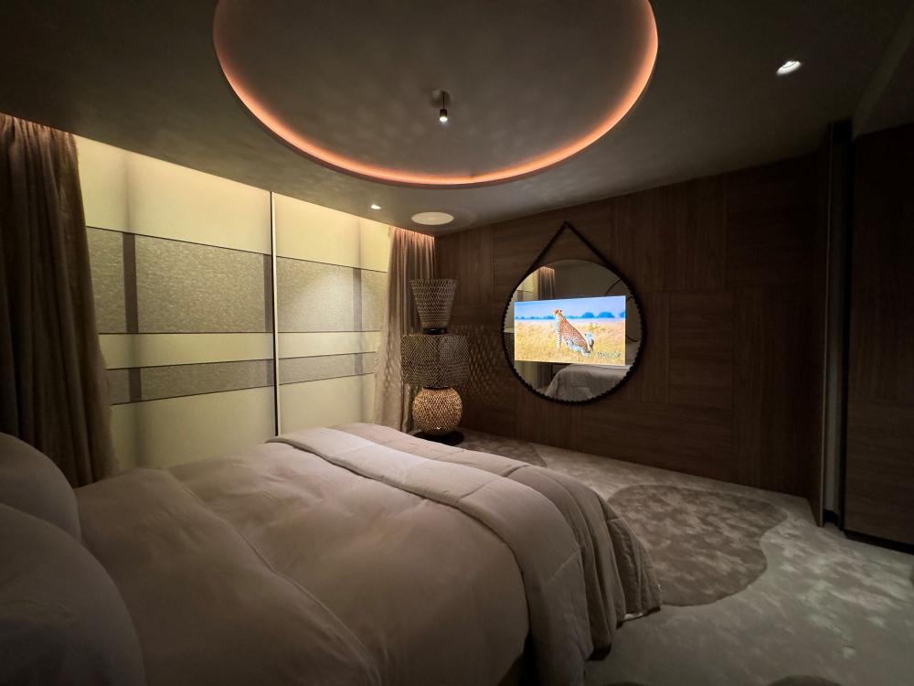 The Bead Mirror TV met massief bakeliet kralen