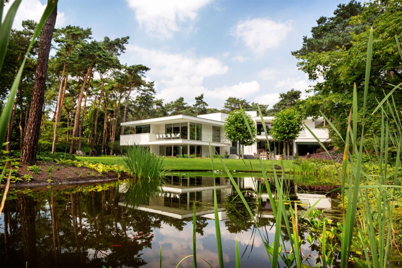 exterieur villa met vijver