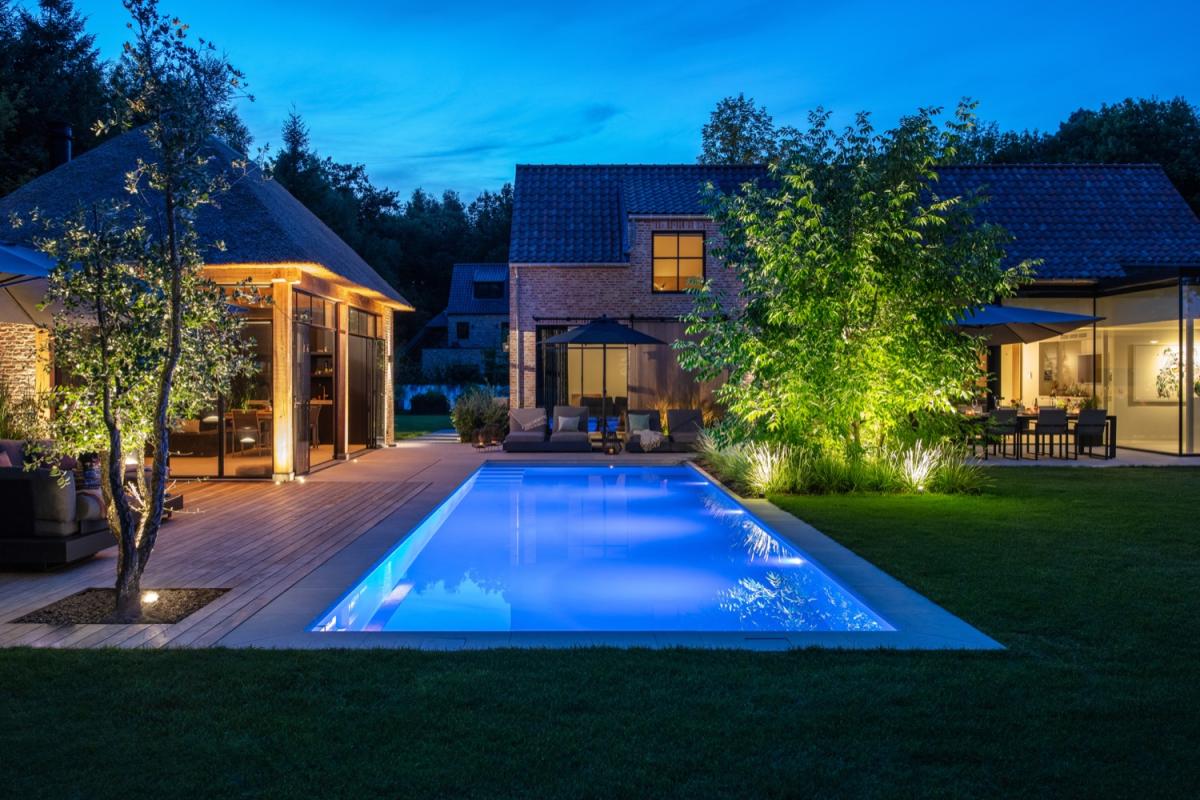 tuin met zwembad