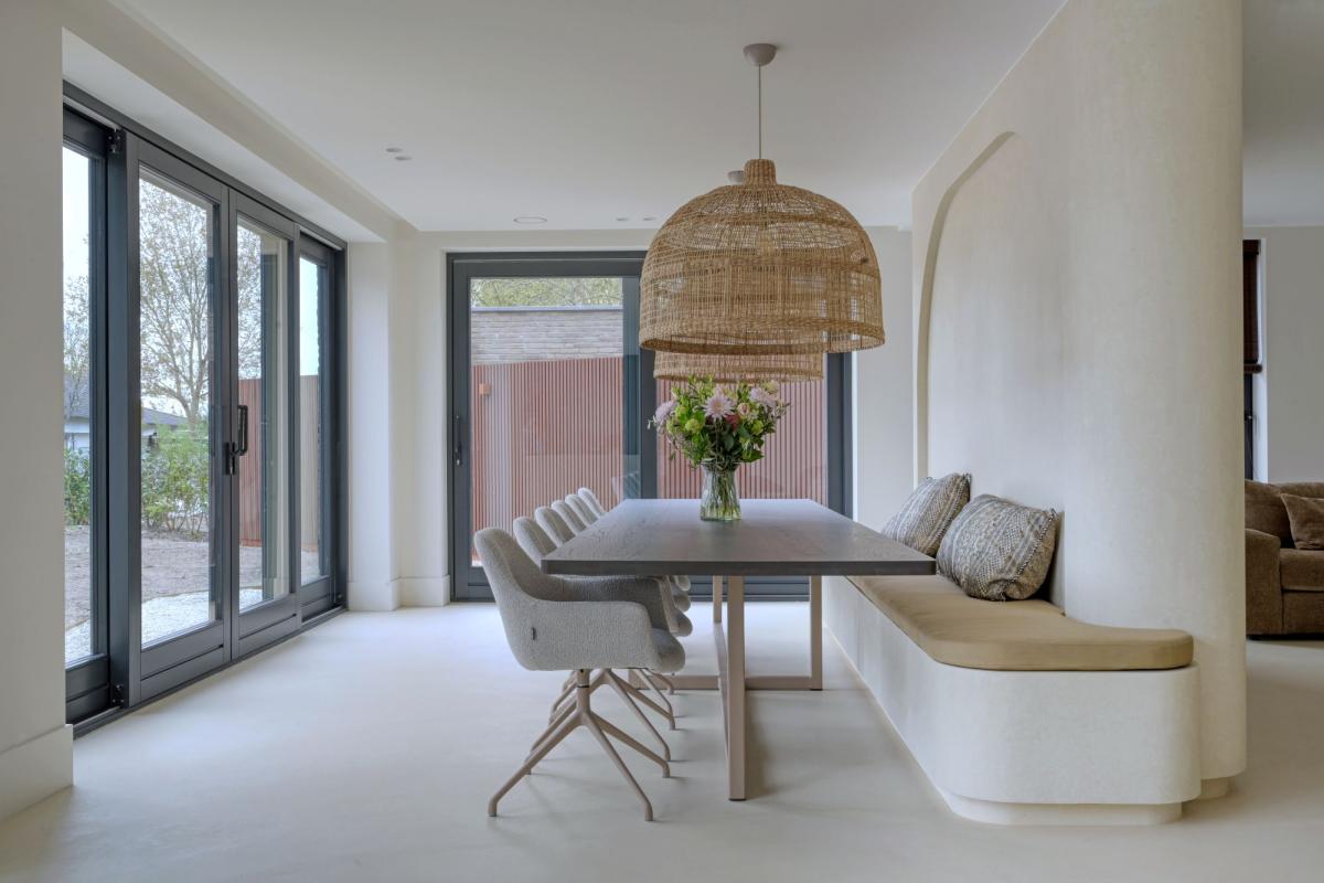 eetkamer met wand en vloerafwerking