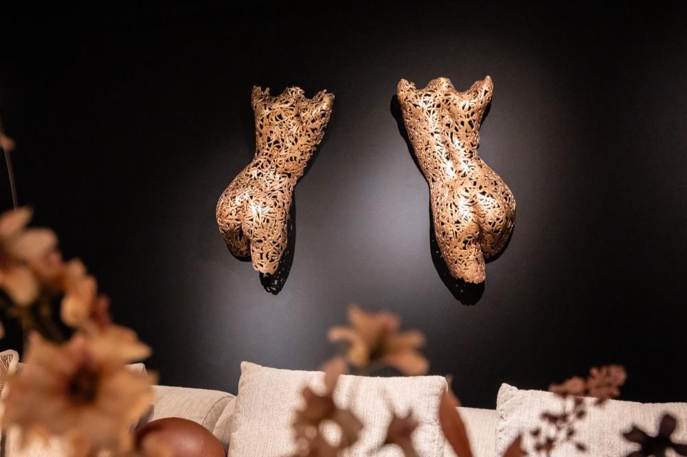 Luxe sculpturen in beursstand The Art of Living