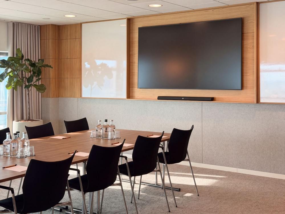 Luxe eiken fineer wandbekleding en plinten Hilton DoubleTree - Rotterdam