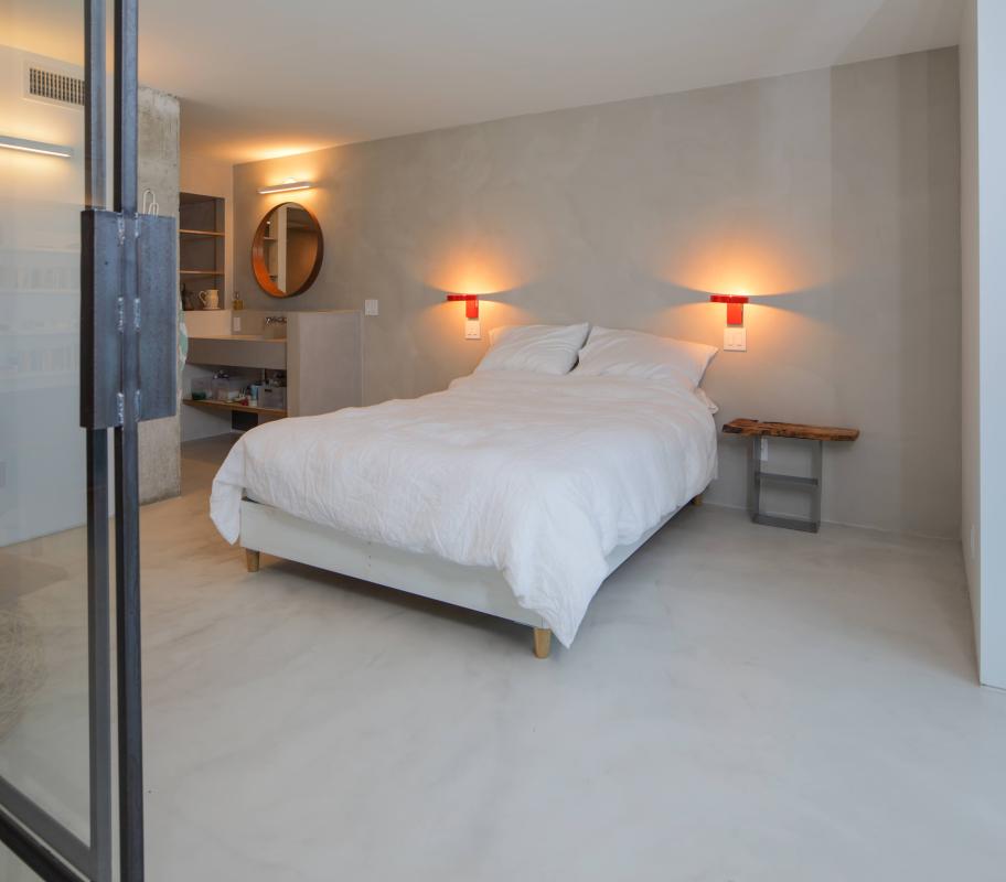 slaapkamer met luxe wandafwerking