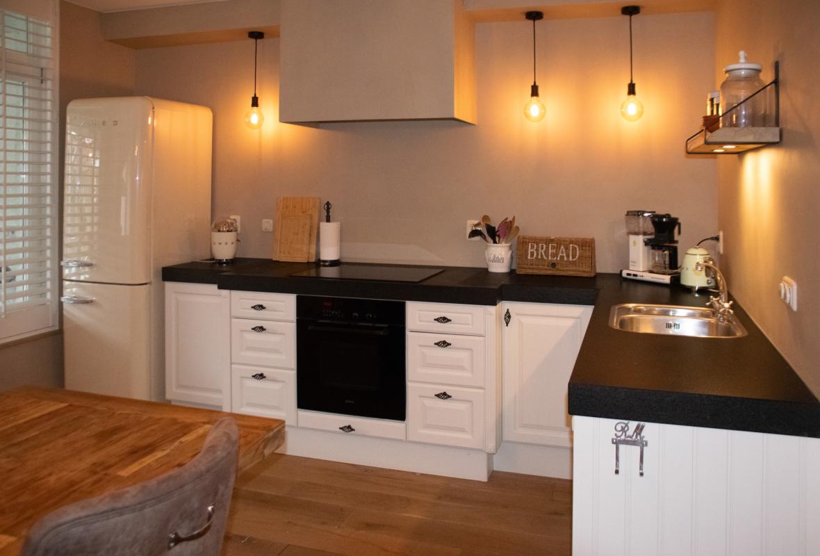 landelijke keuken met luxe wandafwerking