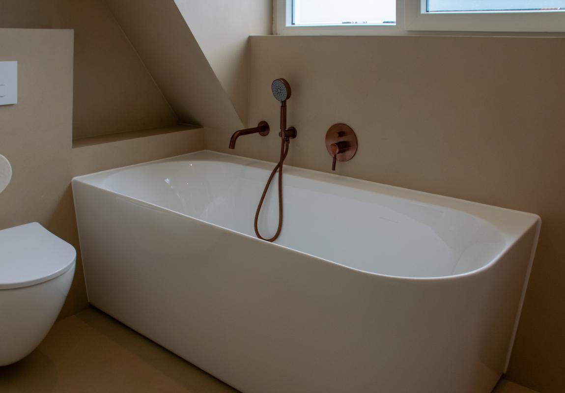 moderne badkamer met luxe wandafwerking en vloerafwerking