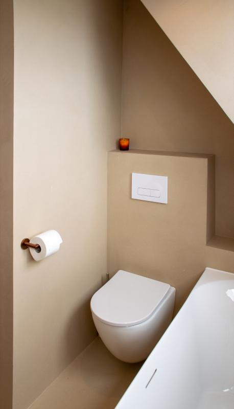 toilet met microcement wandafwerking en vloerafwerking