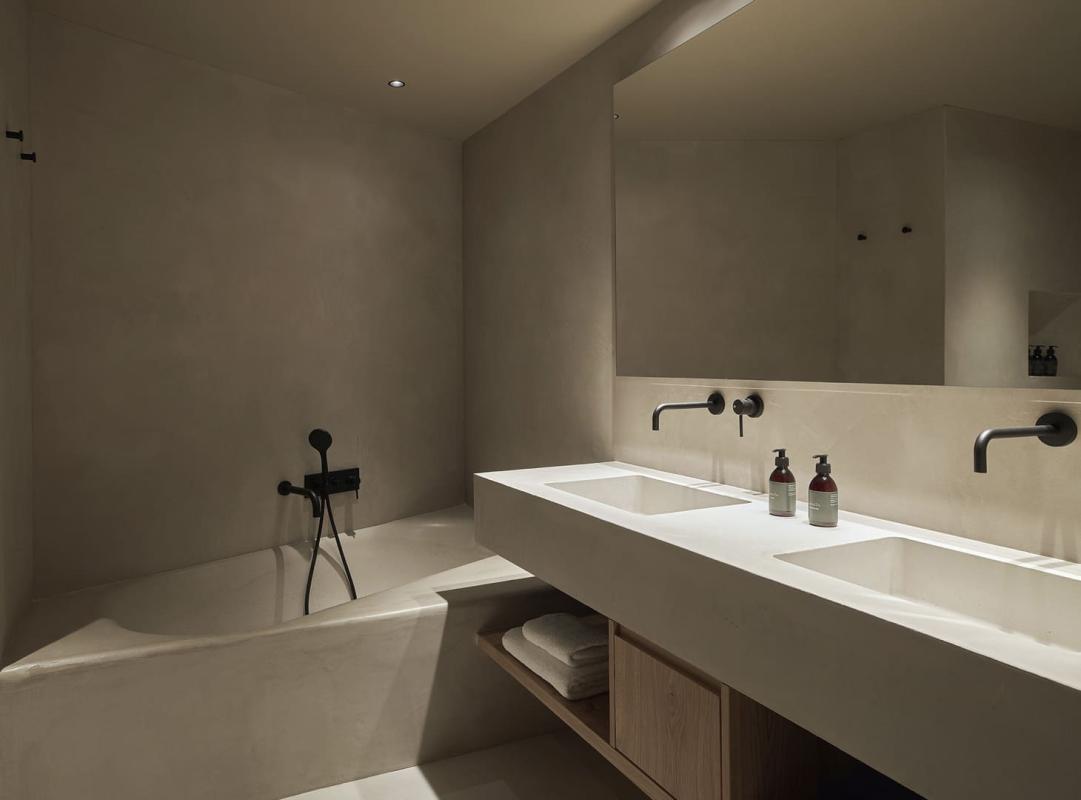 badkamer met luxe wandafwerking