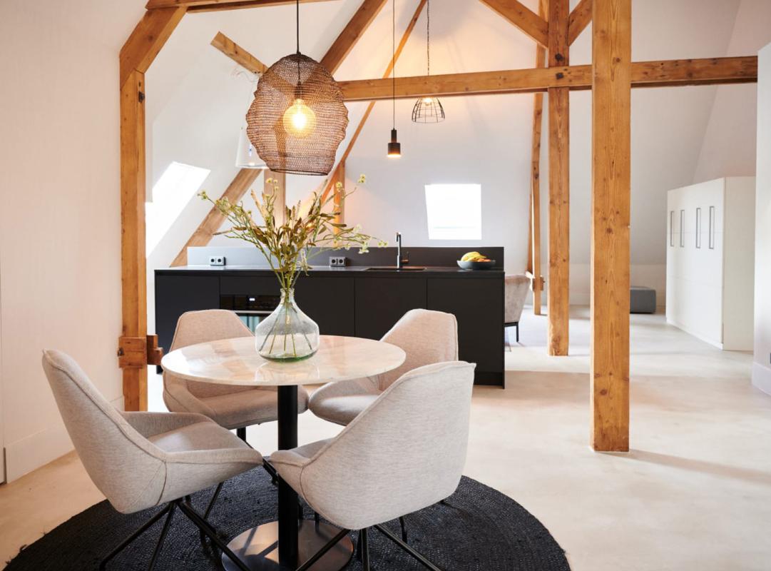 eetkamer met luxe wandafwerking